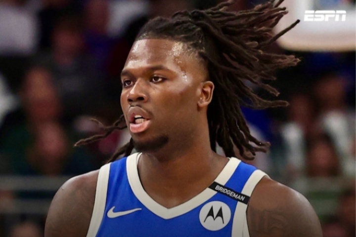 雄鹿休赛期忙坏了~Shams：雄鹿1年230万签回克里斯-利文斯顿