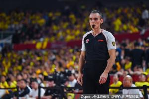 开云官网-京晋裁判惹争议!丁佳宁：好裁判吹欧冠 塞给我们的裁判水平[摊手]