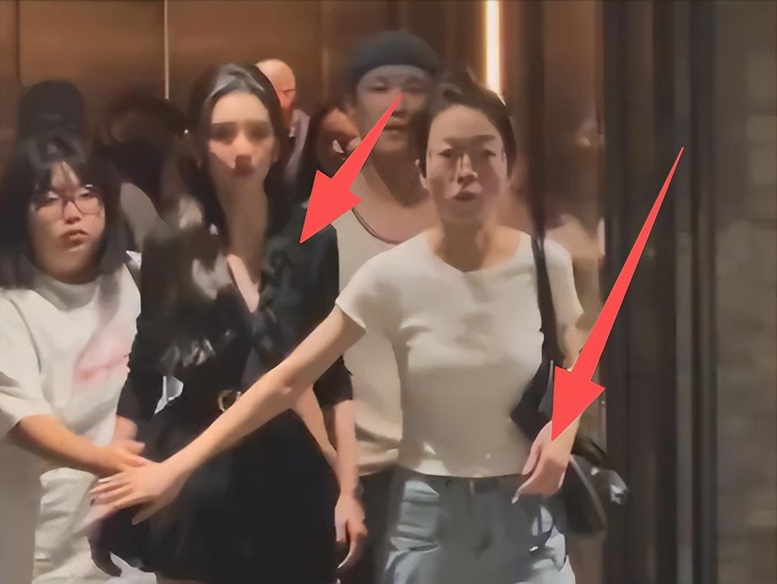 开云体育-到底谁在喜欢这种病态美？27岁宋祖儿现身南京，双腿瘦成皮包骨