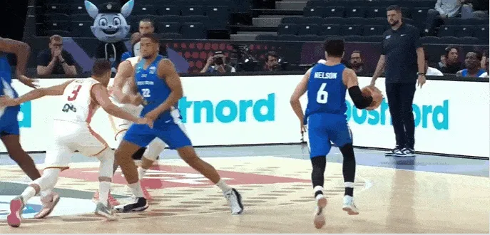 开云APP-米哈伊洛维奇防守中与赫森的肩膀相撞，随后痛苦倒地