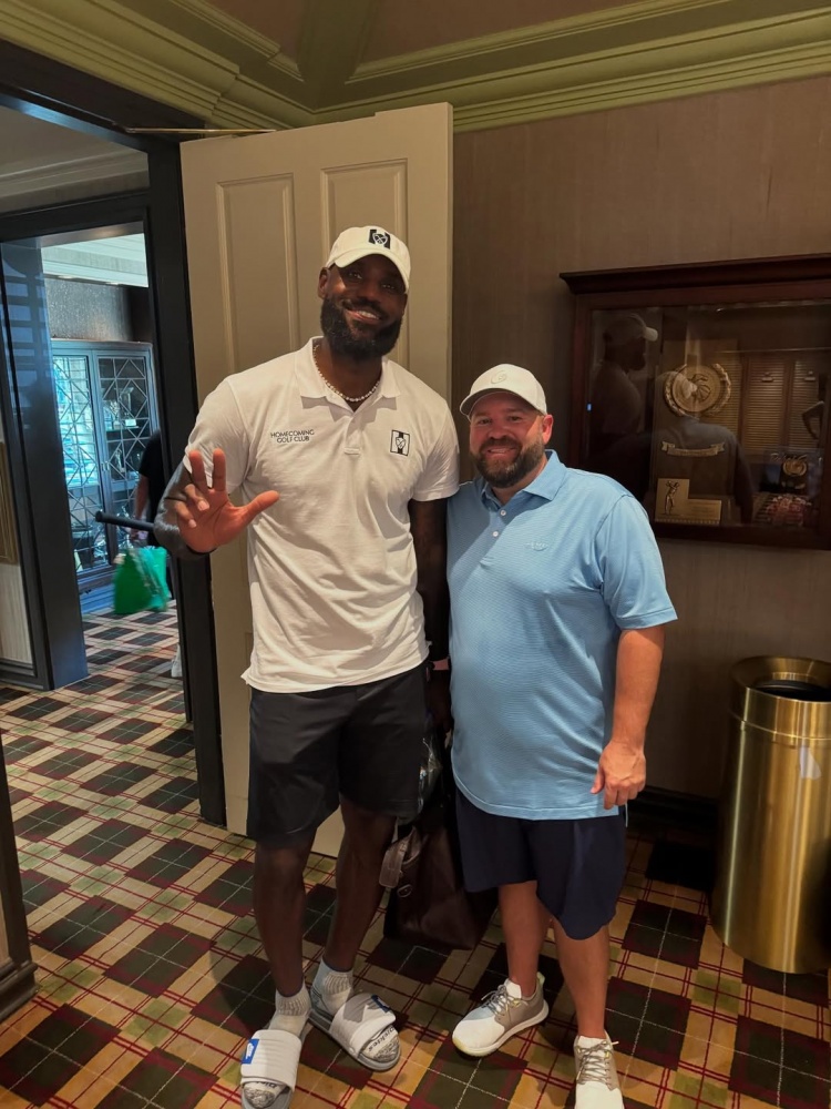 开云在线-职业高尔夫球手分享与詹姆斯会面喜悦：荣幸相见，人生乐事！