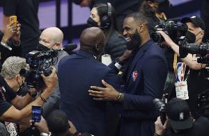 詹姆斯：在75大仪式上和乔丹互动很棒 我对他充满尊重和钦佩